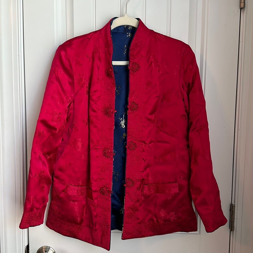 Measures 18’ across chest, 26’ shoulder to hem.